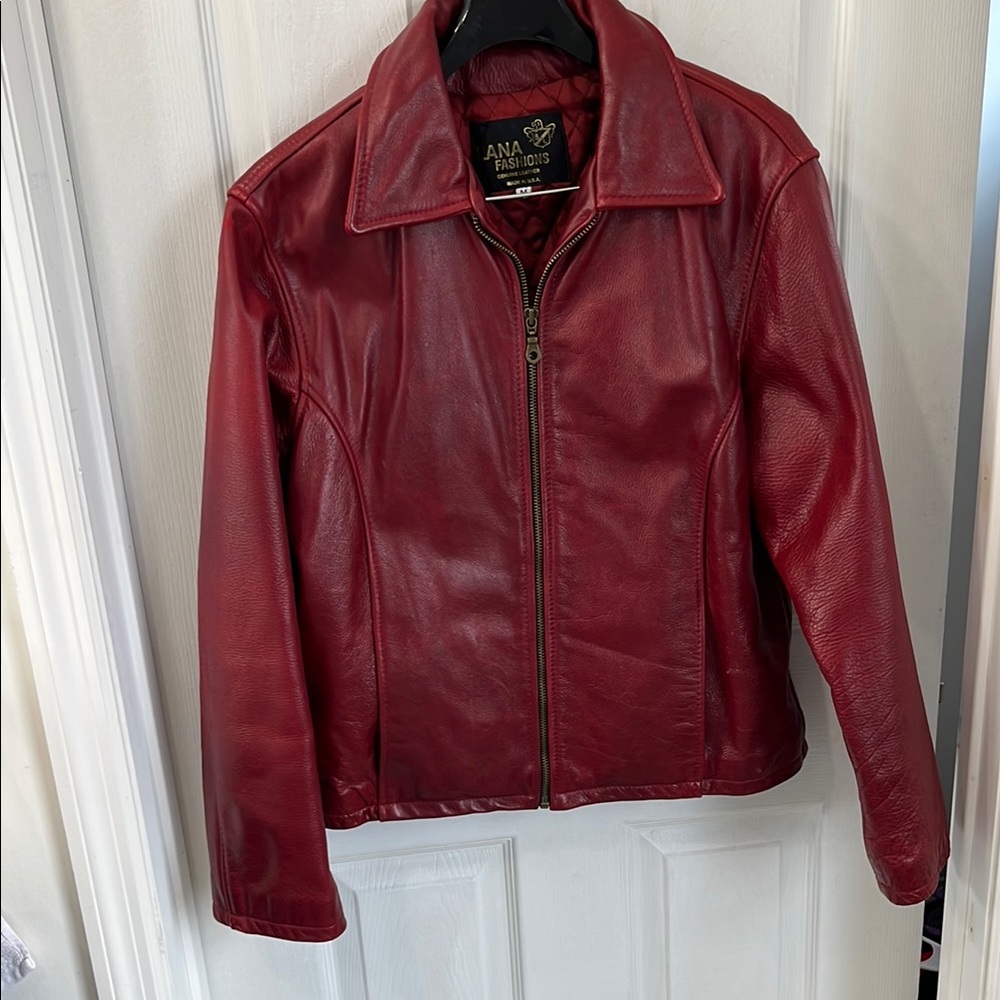 Vintage Red Leather Jacket with Zipper Closure and Fitted Silhouette